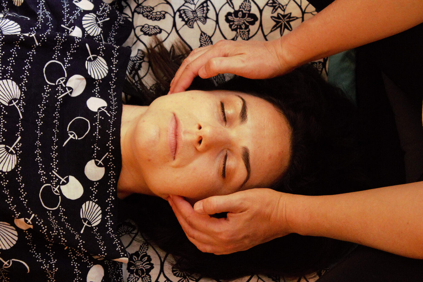 Séance de Shiatsu, travail sur le visage et la tête